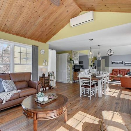Stunning Waterfront Chalet A Lot Of Natural Light Saint-Zénon Extérieur photo