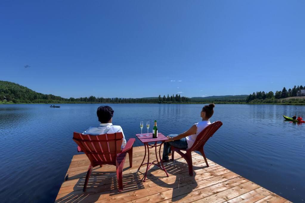 Stunning Waterfront Chalet A Lot Of Natural Light Saint-Zénon Extérieur photo