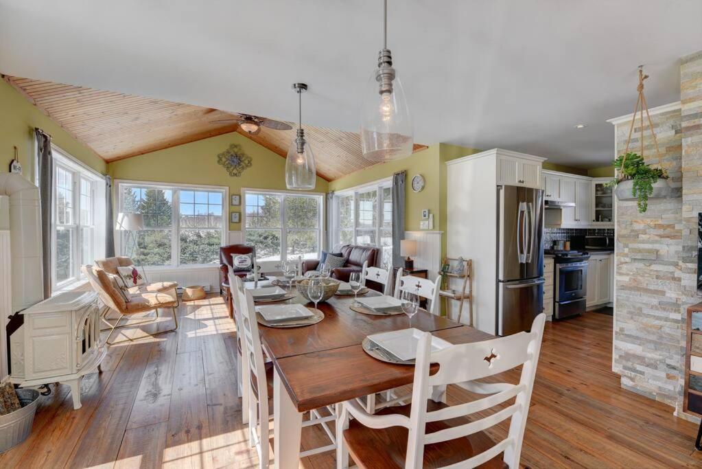 Stunning Waterfront Chalet A Lot Of Natural Light Saint-Zénon Extérieur photo