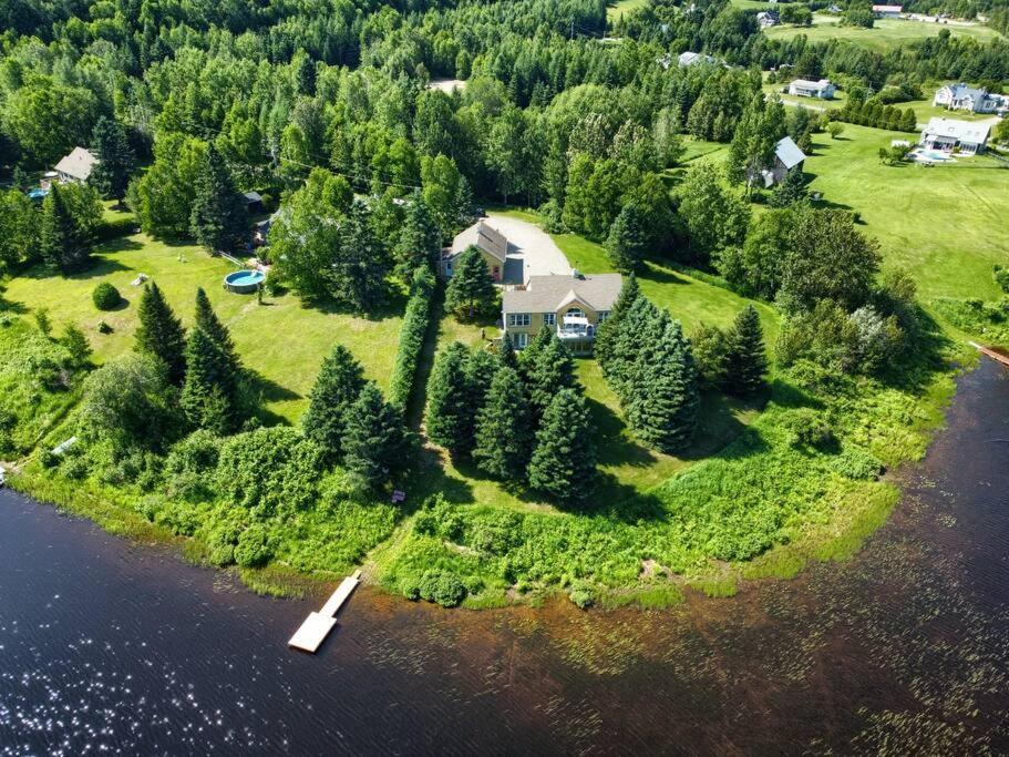 Stunning Waterfront Chalet A Lot Of Natural Light Saint-Zénon Extérieur photo