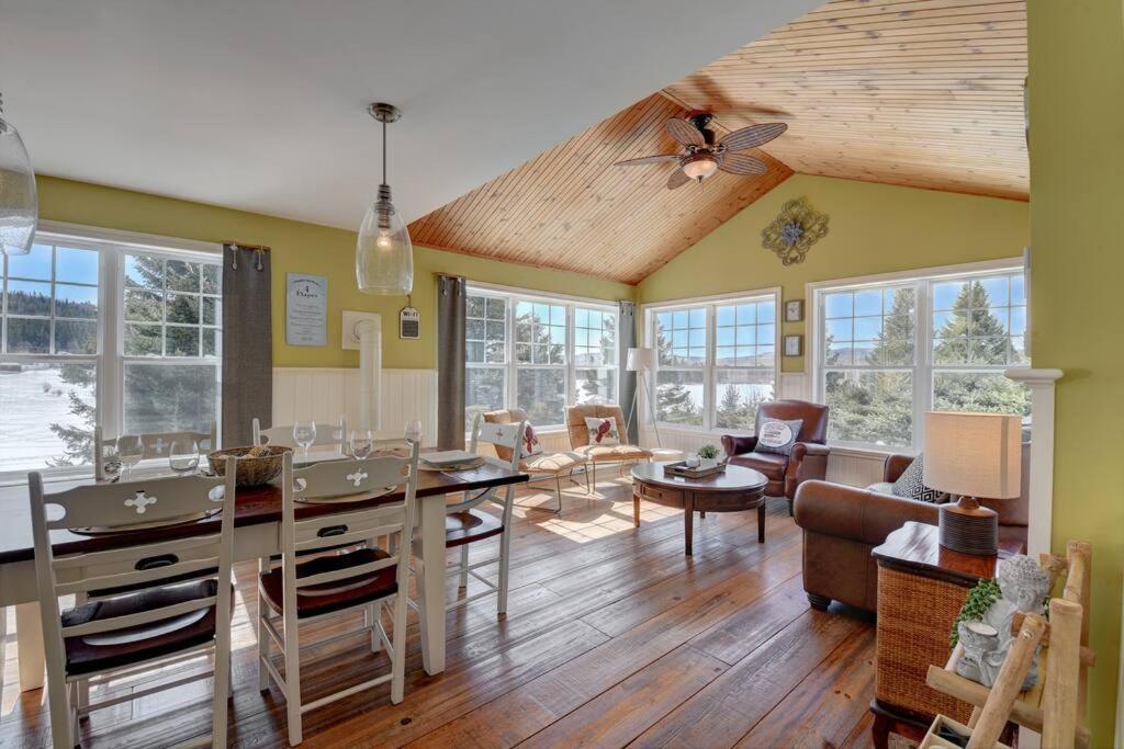 Stunning Waterfront Chalet A Lot Of Natural Light Saint-Zénon Extérieur photo