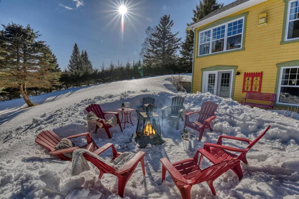 Stunning Waterfront Chalet A Lot Of Natural Light Saint-Zénon Extérieur photo