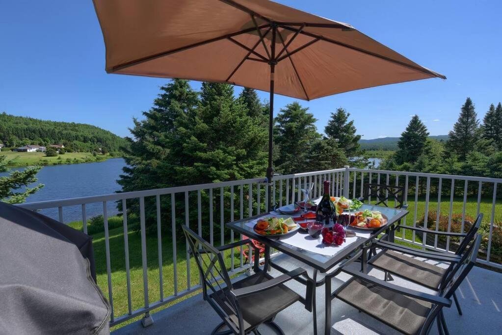 Stunning Waterfront Chalet A Lot Of Natural Light Saint-Zénon Extérieur photo