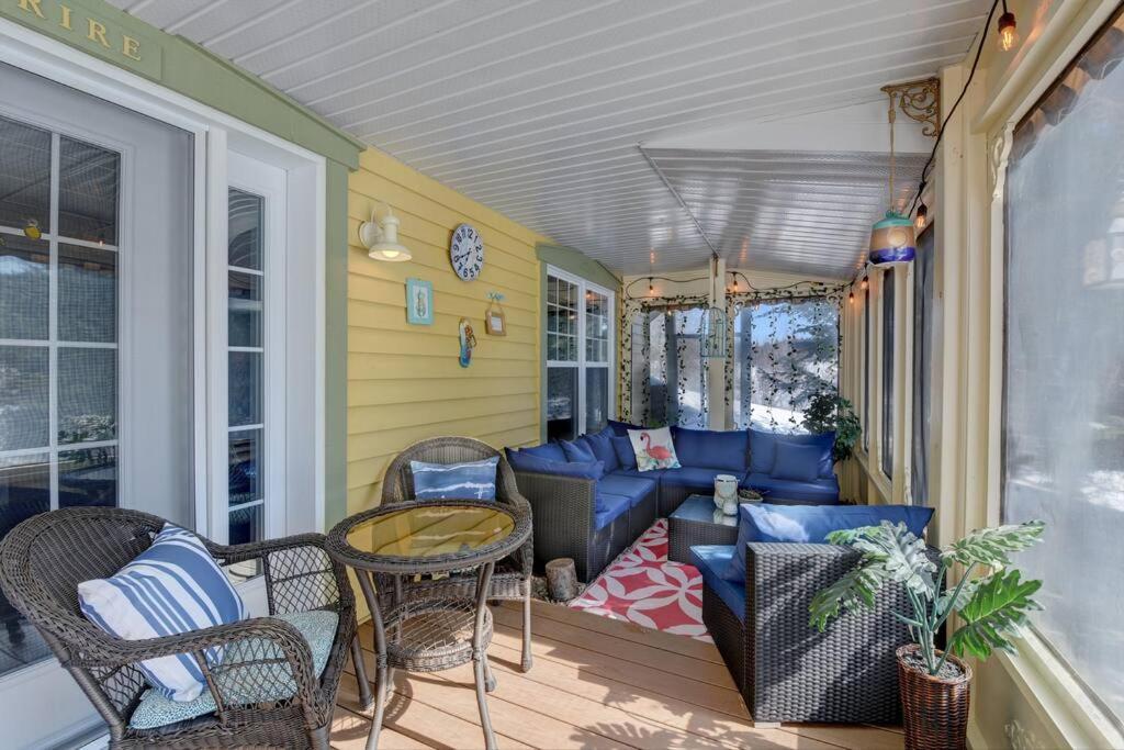 Stunning Waterfront Chalet A Lot Of Natural Light Saint-Zénon Extérieur photo