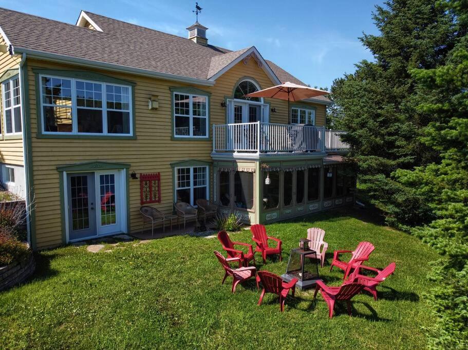 Stunning Waterfront Chalet A Lot Of Natural Light Saint-Zénon Extérieur photo