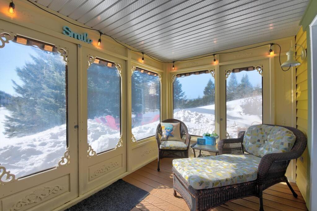 Stunning Waterfront Chalet A Lot Of Natural Light Saint-Zénon Extérieur photo