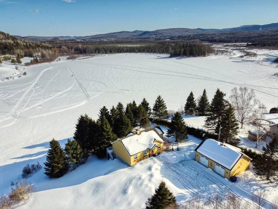 Stunning Waterfront Chalet A Lot Of Natural Light Saint-Zénon Extérieur photo