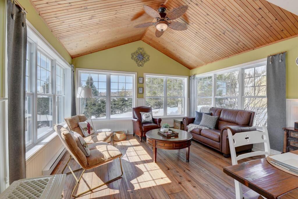 Stunning Waterfront Chalet A Lot Of Natural Light Saint-Zénon Extérieur photo