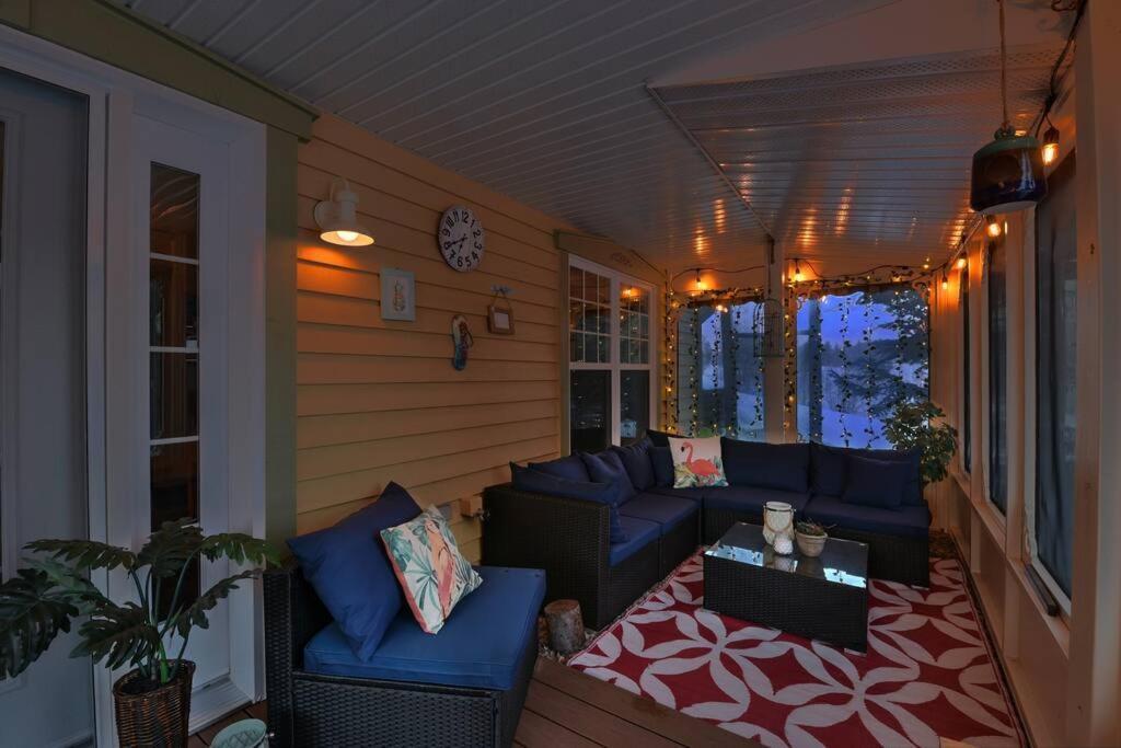 Stunning Waterfront Chalet A Lot Of Natural Light Saint-Zénon Extérieur photo