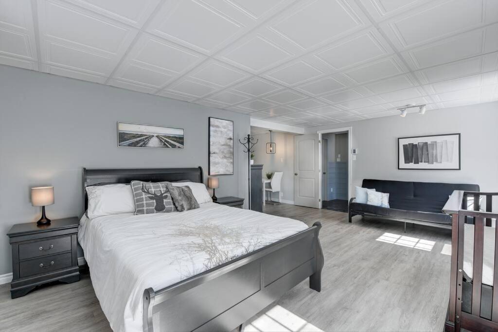 Stunning Waterfront Chalet A Lot Of Natural Light Saint-Zénon Extérieur photo