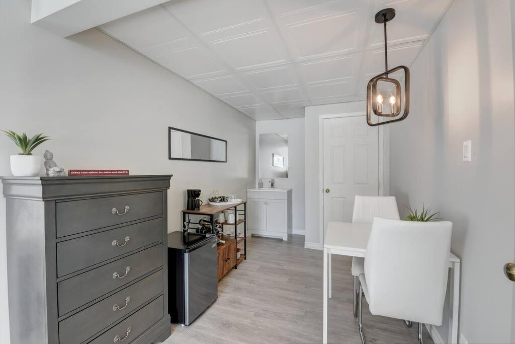 Stunning Waterfront Chalet A Lot Of Natural Light Saint-Zénon Extérieur photo