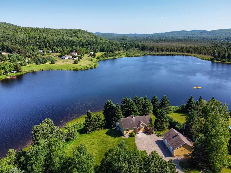 Stunning Waterfront Chalet A Lot Of Natural Light Saint-Zénon Extérieur photo