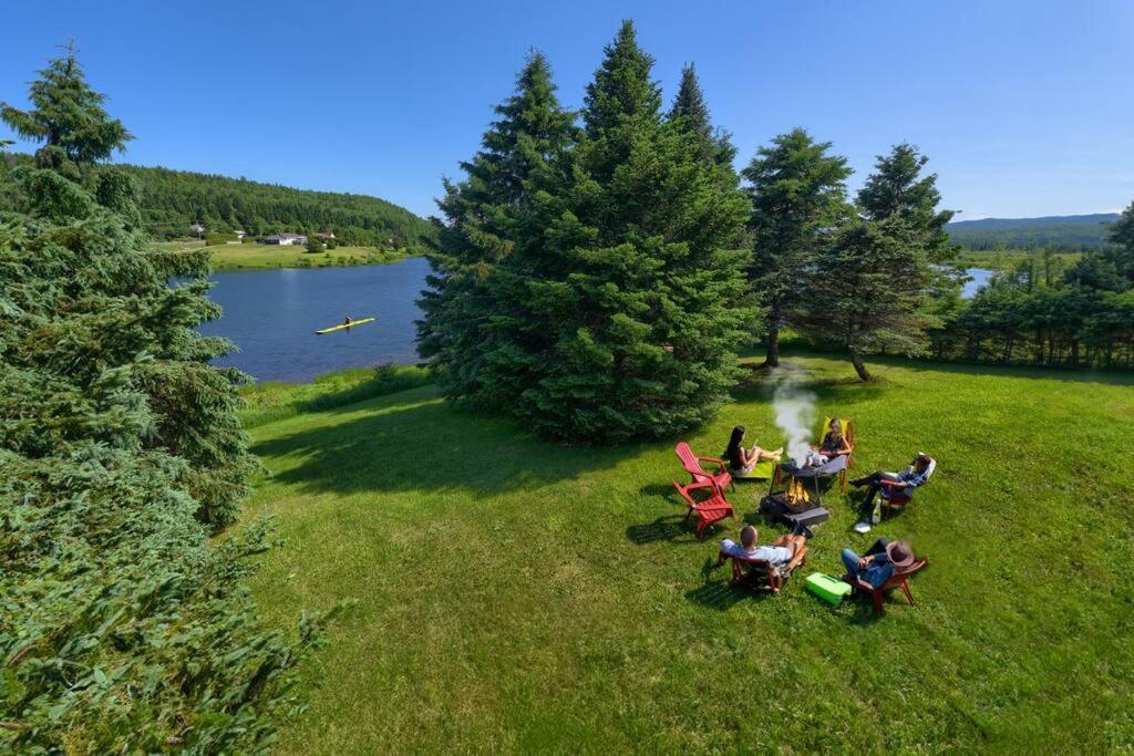 Stunning Waterfront Chalet A Lot Of Natural Light Saint-Zénon Extérieur photo